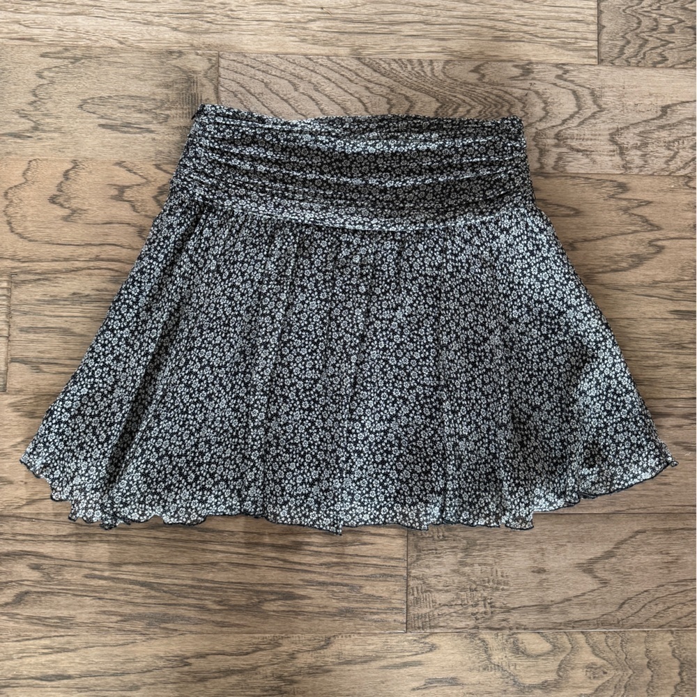 Express Size 0 Black White Floral Ruched Waist Mini Skirt - Chic & Feminine - Picture 4 of 5